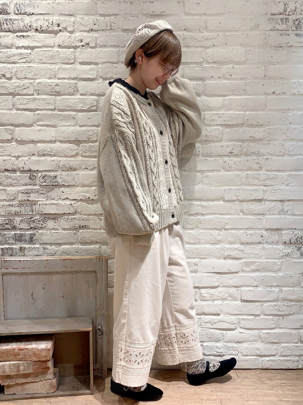 ベージュ系のカーディガン/ボレロ、ブラック系のシャツ/ブラウス、ホワイト系のその他パンツを着用したレディースの春コーディネートの2枚目の写真