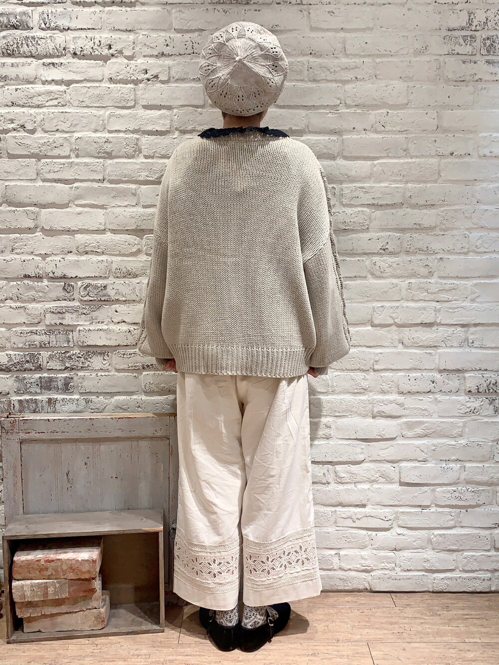 ベージュ系のカーディガン/ボレロ、ブラック系のシャツ/ブラウス、ホワイト系のその他パンツを着用したレディースの春コーディネートの3枚目の写真