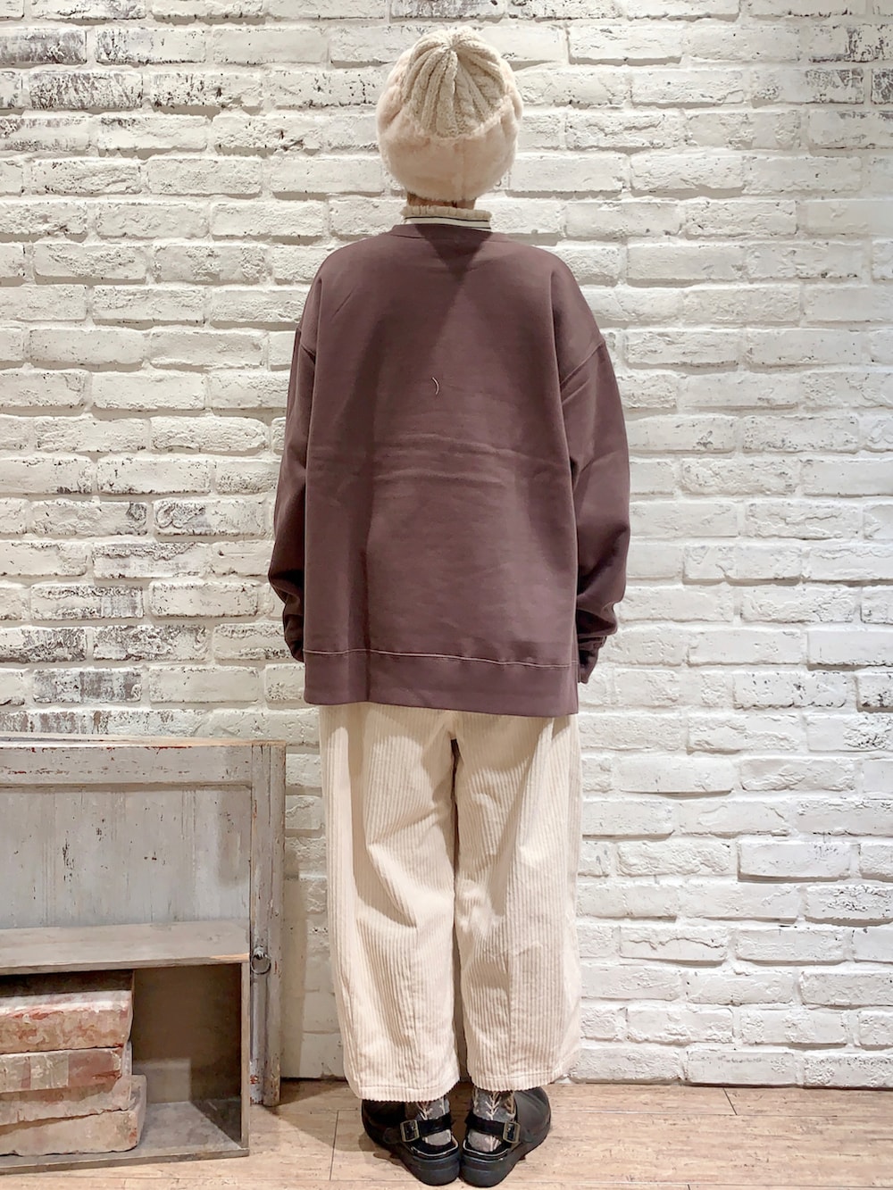 ホワイト系のニット/セーター、ブラウン系のTシャツ/カットソー、ホワイト系のその他パンツを着用したレディースの冬コーディネートの4枚目の写真