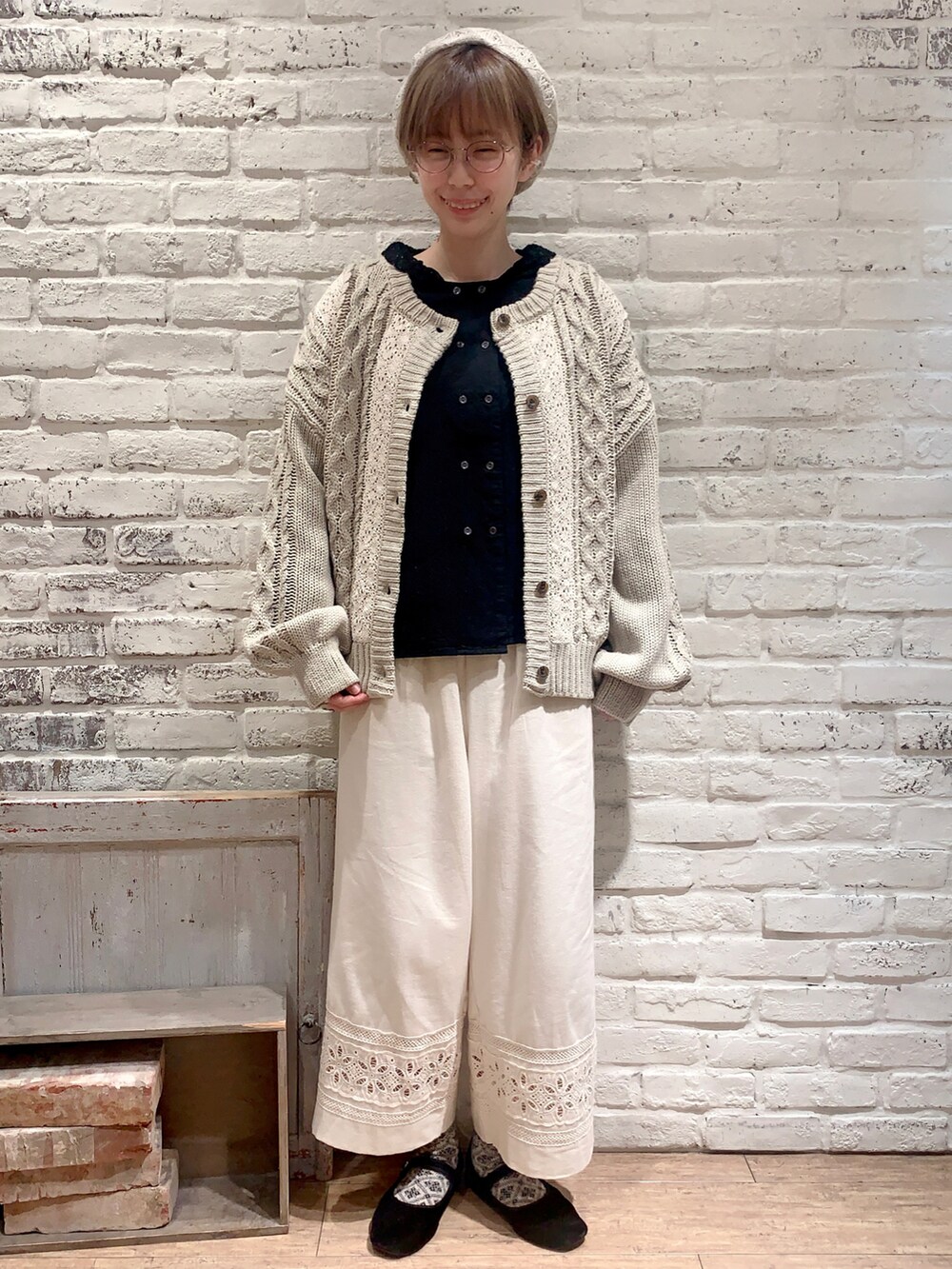 ベージュ系のカーディガン/ボレロ、ブラック系のシャツ/ブラウス、ホワイト系のその他パンツを着用したレディースの春コーディネートの4枚目の写真