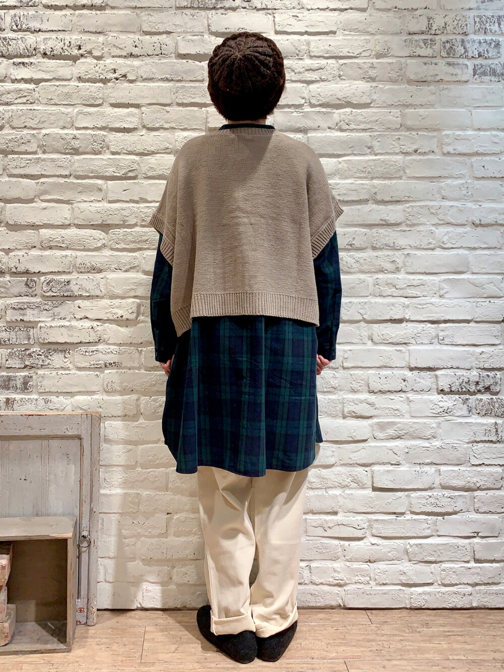 ホワイト系のその他パンツ、グレー系のその他シューズ、ブルー系のシャツ/ブラウスを着用したレディースの冬コーディネートの3枚目の写真