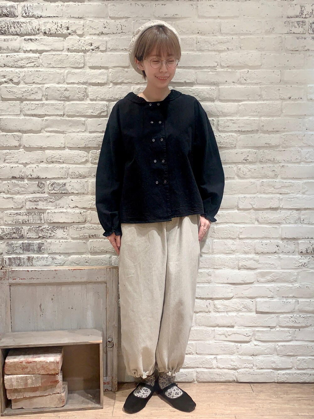 ベージュ系のカーディガン/ボレロ、ブラック系のシャツ/ブラウス、ホワイト系のその他パンツを着用したレディースの春コーディネートの5枚目の写真