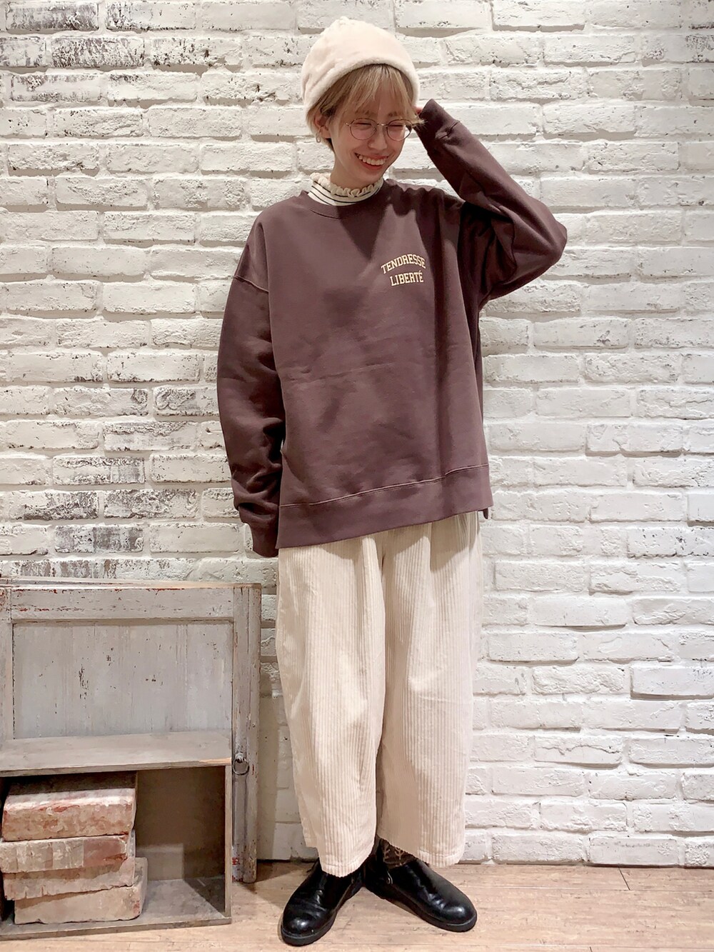 ホワイト系のニット/セーター、ブラウン系のTシャツ/カットソー、ホワイト系のその他パンツを着用したレディースの冬コーディネートの5枚目の写真