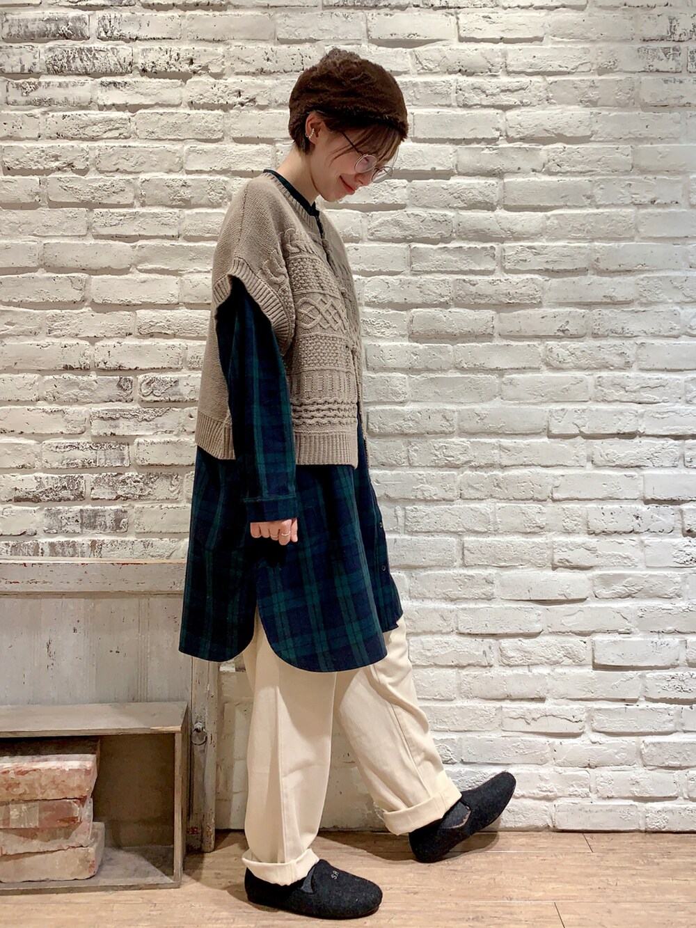 ホワイト系のその他パンツ、グレー系のその他シューズ、ブルー系のシャツ/ブラウスを着用したレディースの冬コーディネートの2枚目の写真