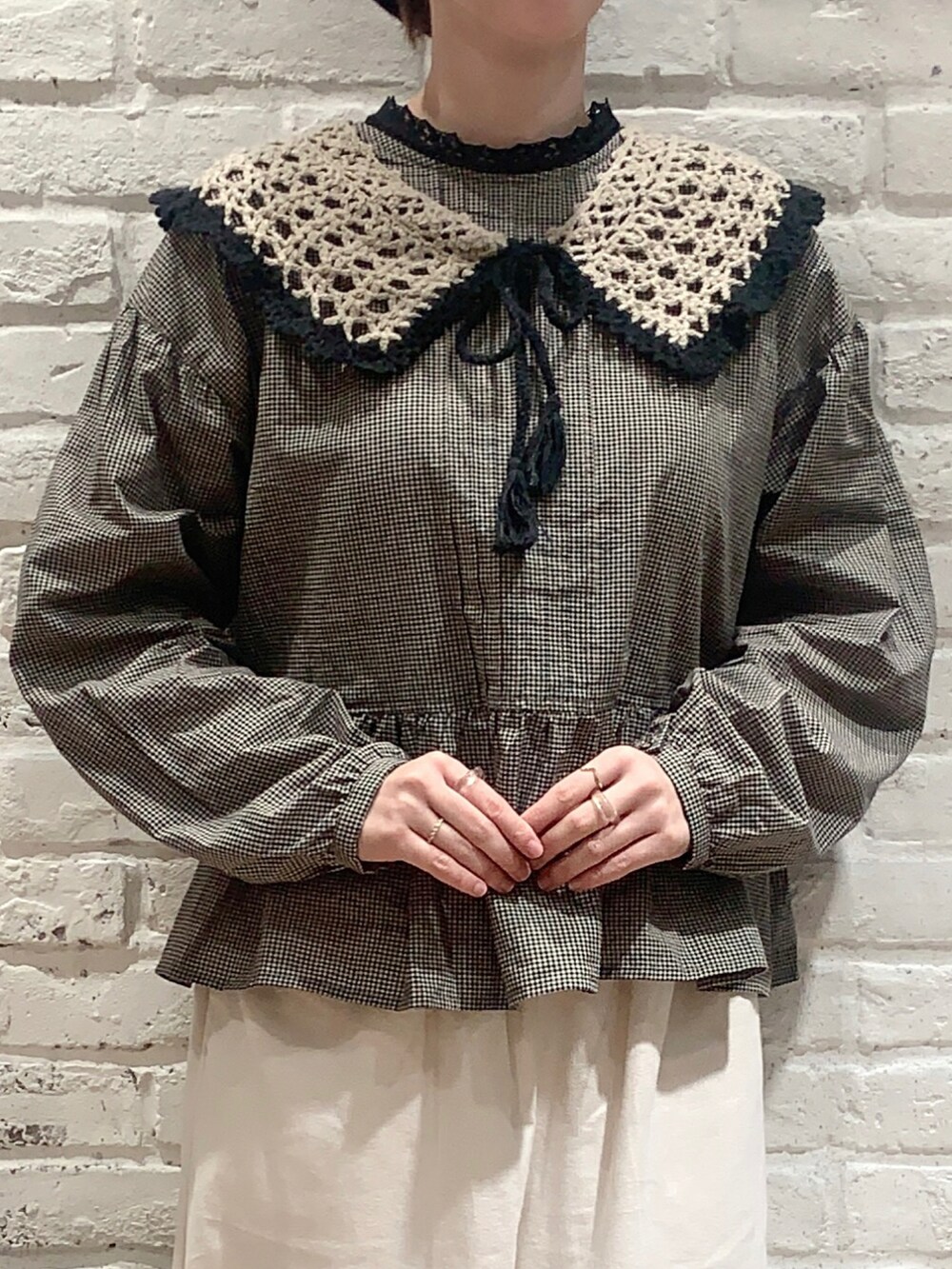 ベージュ系のシャツ/ブラウス、ホワイト系のその他パンツ、ブラック系のパンプスを着用したレディースの春コーディネートの2枚目の写真