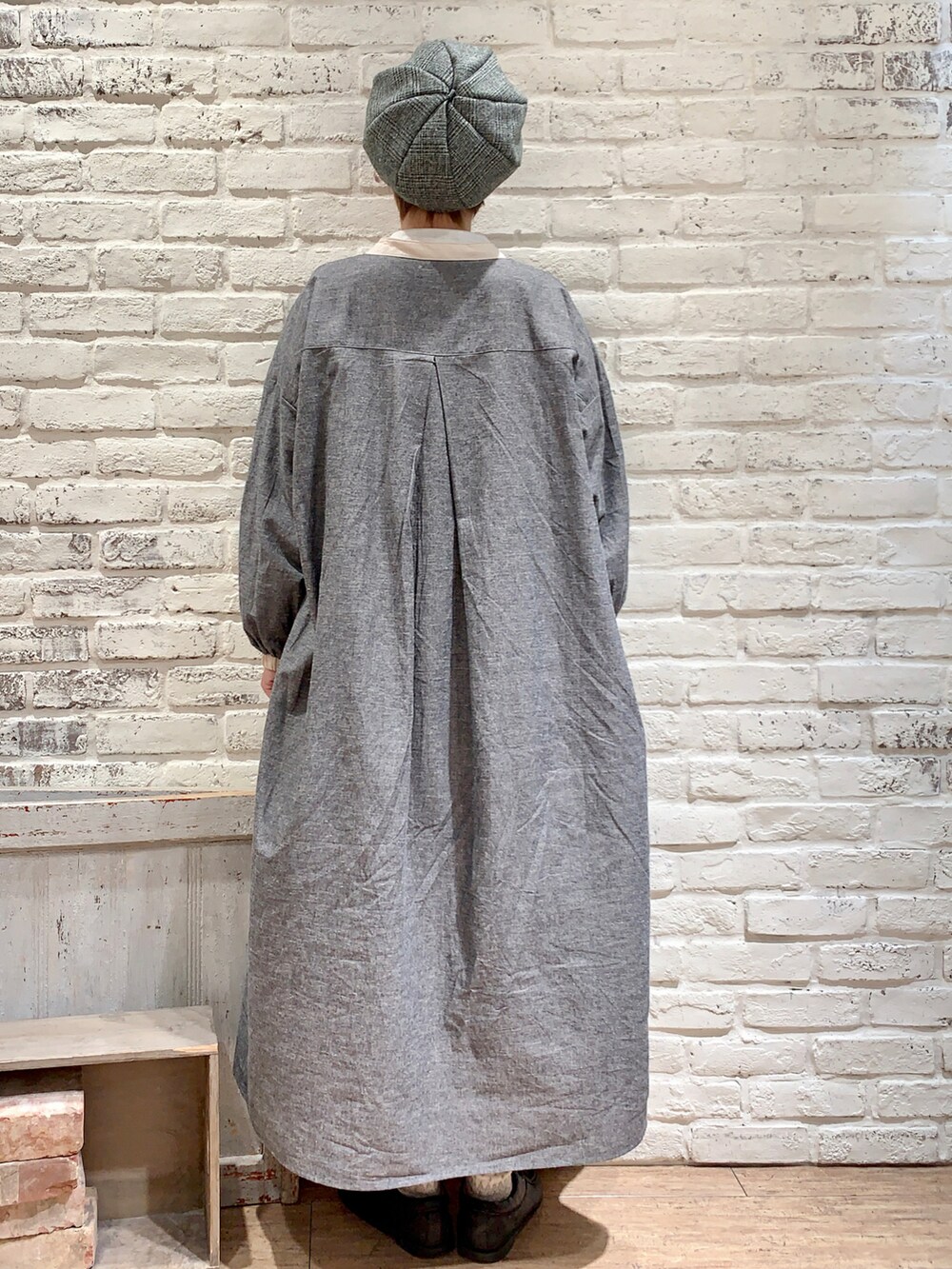 グレー系のワンピース、グレー系のチュニック、ホワイト系のその他パンツを着用したレディースの春コーディネートの4枚目の写真