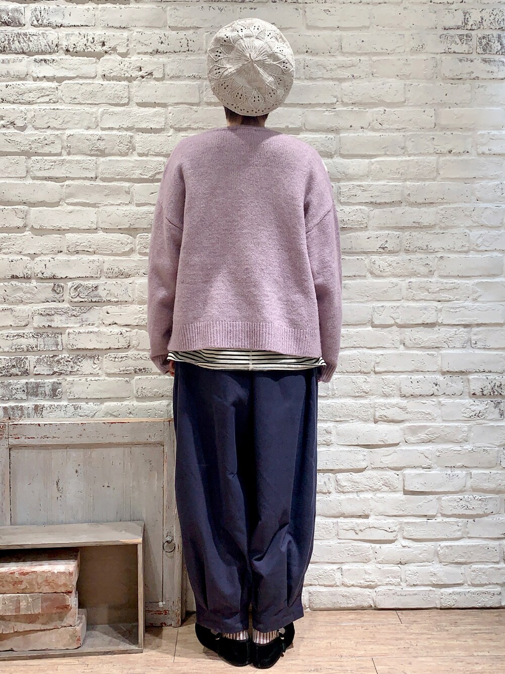 パープル系のカーディガン/ボレロ、ベージュ系のTシャツ/カットソー、ブルー系のその他パンツを着用したレディースの春コーディネートの3枚目の写真