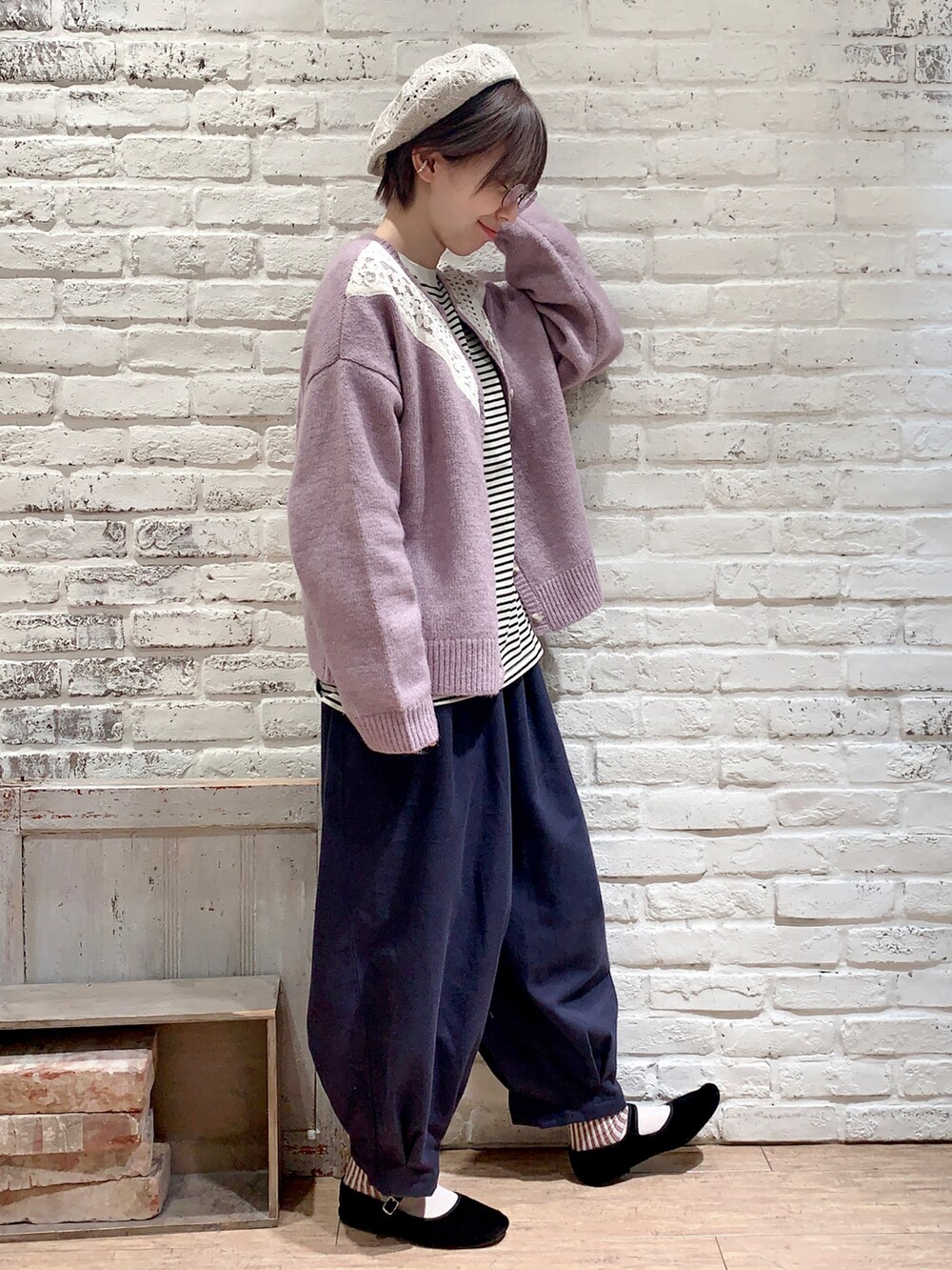 パープル系のカーディガン/ボレロ、ベージュ系のTシャツ/カットソー、ブルー系のその他パンツを着用したレディースの春コーディネートの2枚目の写真