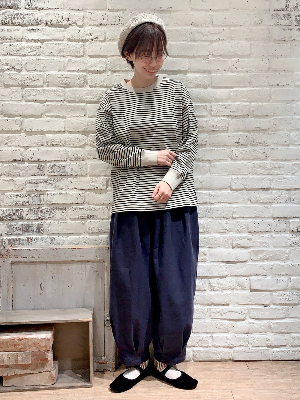 パープル系のカーディガン/ボレロ、ベージュ系のTシャツ/カットソー、ブルー系のその他パンツを着用したレディースの春コーディネートの5枚目の写真