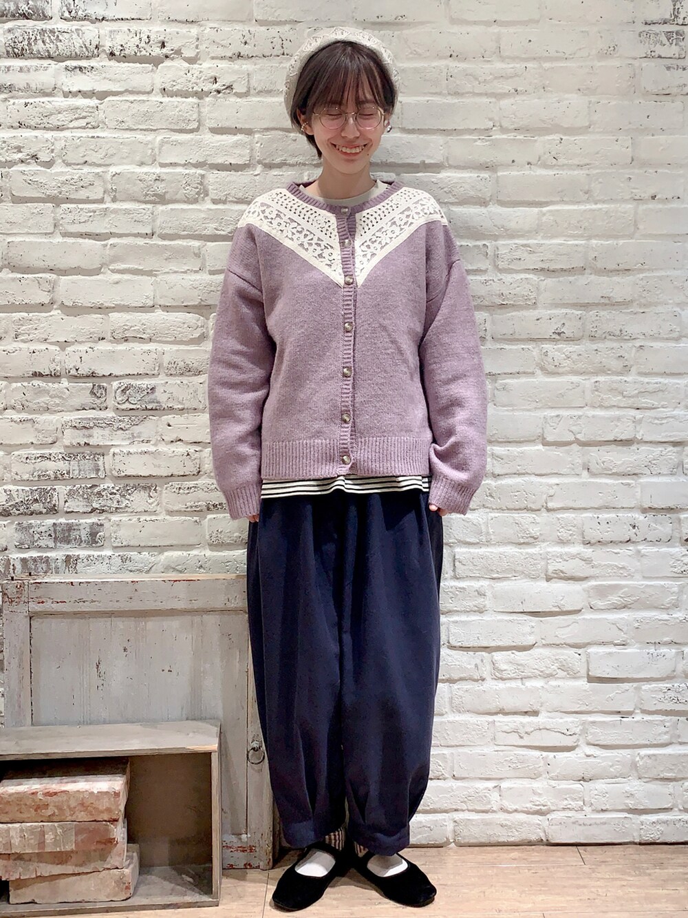 パープル系のカーディガン/ボレロ、ベージュ系のTシャツ/カットソー、ブルー系のその他パンツを着用したレディースの春コーディネートの4枚目の写真