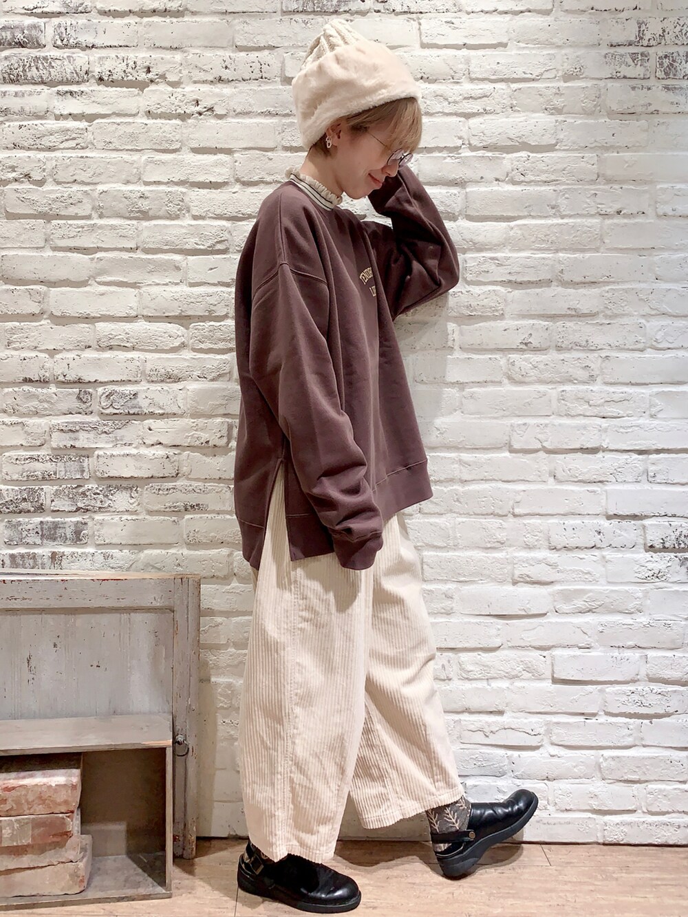 ホワイト系のニット/セーター、ブラウン系のTシャツ/カットソー、ホワイト系のその他パンツを着用したレディースの冬コーディネートの3枚目の写真