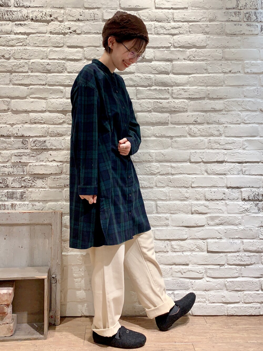 ホワイト系のその他パンツ、グレー系のその他シューズ、ブルー系のシャツ/ブラウスを着用したレディースの冬コーディネートの5枚目の写真