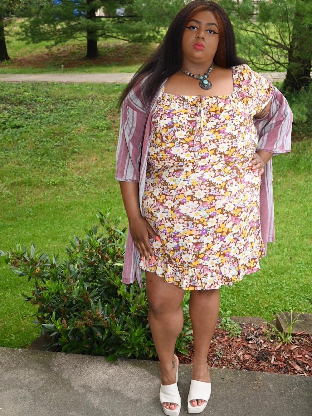 その他のドレス、ベージュ系のその他シューズ、ブルー系のネックレスを着用したレディースの春コーディネートの2枚目の写真