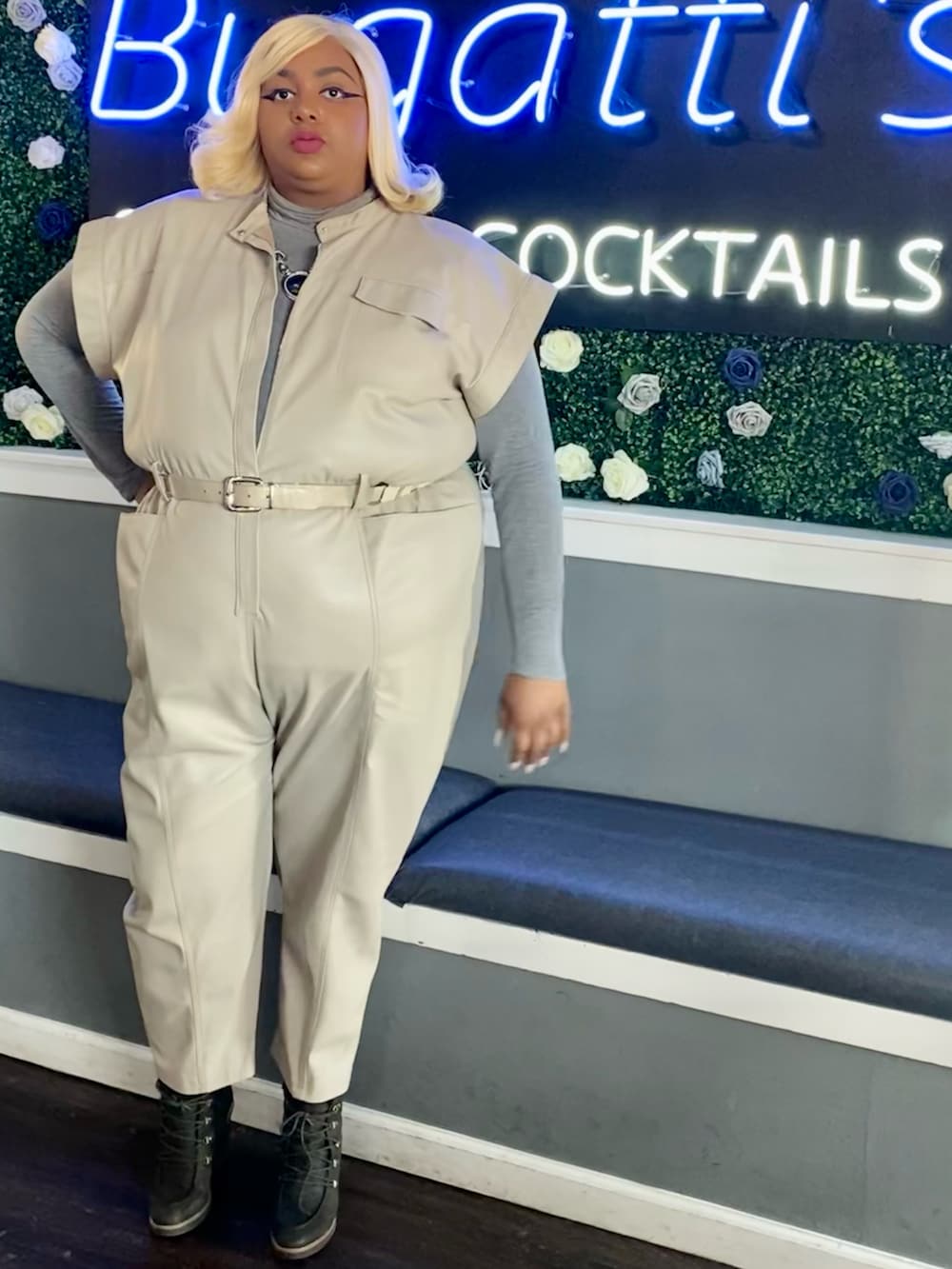 グレー系のその他トップス、ベージュ系のつなぎ/オールインワン、ブラウン系のブーツを着用したレディースの冬コーディネートの2枚目の写真