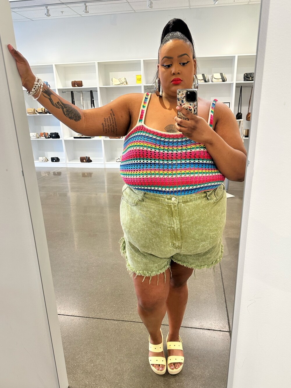 ベージュ系のサンダル、ブラウン系のバッグ、レッド系のバッグを着用したレディースの夏コーディネートの2枚目の写真