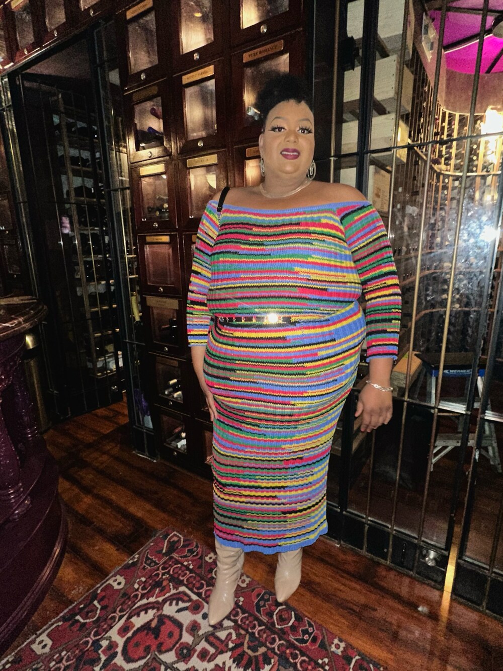 ブルー系のショルダーバッグ、ベージュ系のブーツ、その他のワンピース/ドレスを着用したレディースの冬コーディネートの2枚目の写真