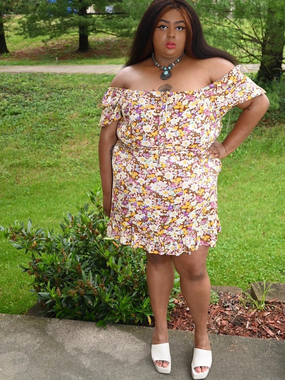 その他のドレス、ベージュ系のその他シューズ、ブルー系のネックレスを着用したレディースの春コーディネートの3枚目の写真