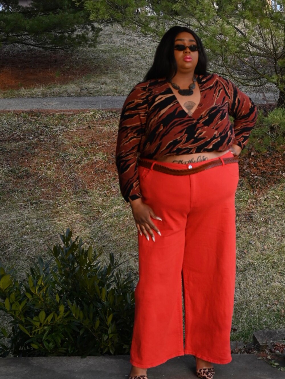 その他のその他トップス、グリーン系のトレンチコート、レッド系のデニムパンツを着用したレディースの春コーディネートの2枚目の写真