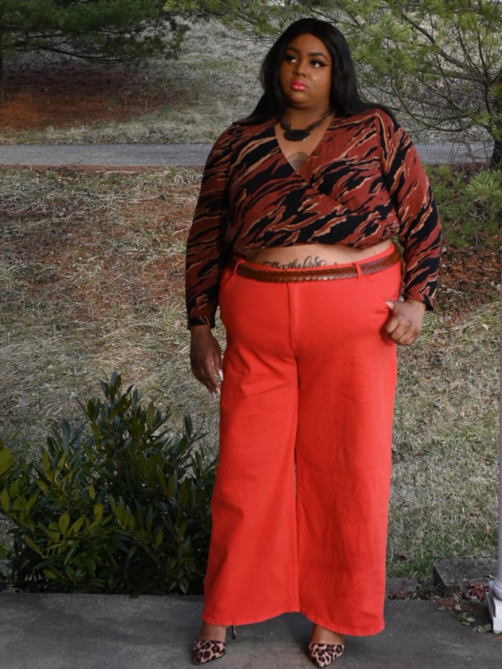 その他のその他トップス、グリーン系のトレンチコート、レッド系のデニムパンツを着用したレディースの春コーディネートの3枚目の写真