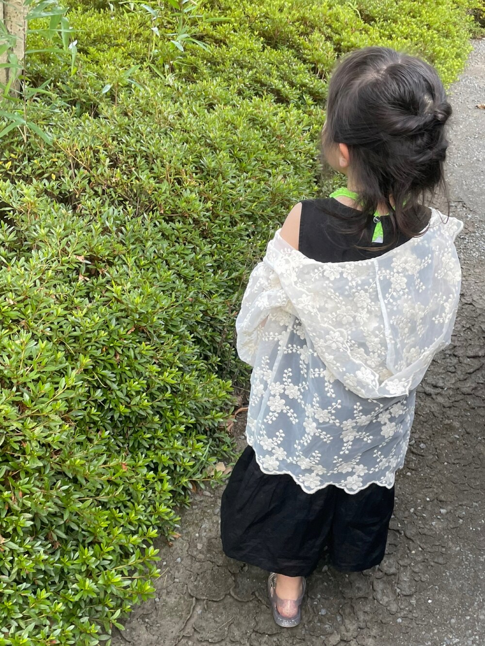 「女の子、休日オシャレコーデ、夏コーデ、子供、幼稚園児、早生まれ、ワンピース 黒、夏休み、ラメ、キラキラ、映画コーデ、パパとデート♡」｜「JENNIのアイテム（キャミソール、その他）」を使った、RKさん（キッズ・100cm）の夏コーディネートの2枚目の写真