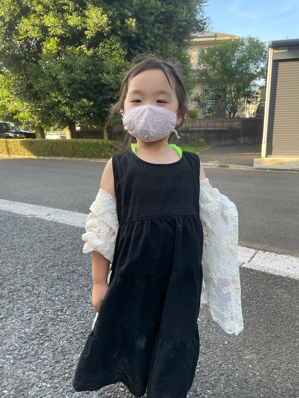 「女の子、休日オシャレコーデ、夏コーデ、子供、幼稚園児、早生まれ、ワンピース 黒、夏休み、ラメ、キラキラ、映画コーデ、パパとデート♡」｜「JENNIのアイテム（キャミソール、その他）」を使った、RKさん（キッズ・100cm）の夏コーディネートの3枚目の写真