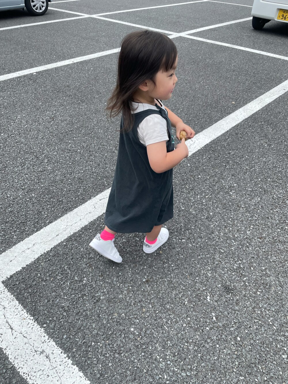「子供、BILLABONG、adidas、カラーソックス、カジュアルコーデ、ワンピース」｜「BILLABONGのアイテム（ワンピース、ブラック系）」を使った、RKさん（キッズ・100cm）の春コーディネートの3枚目の写真