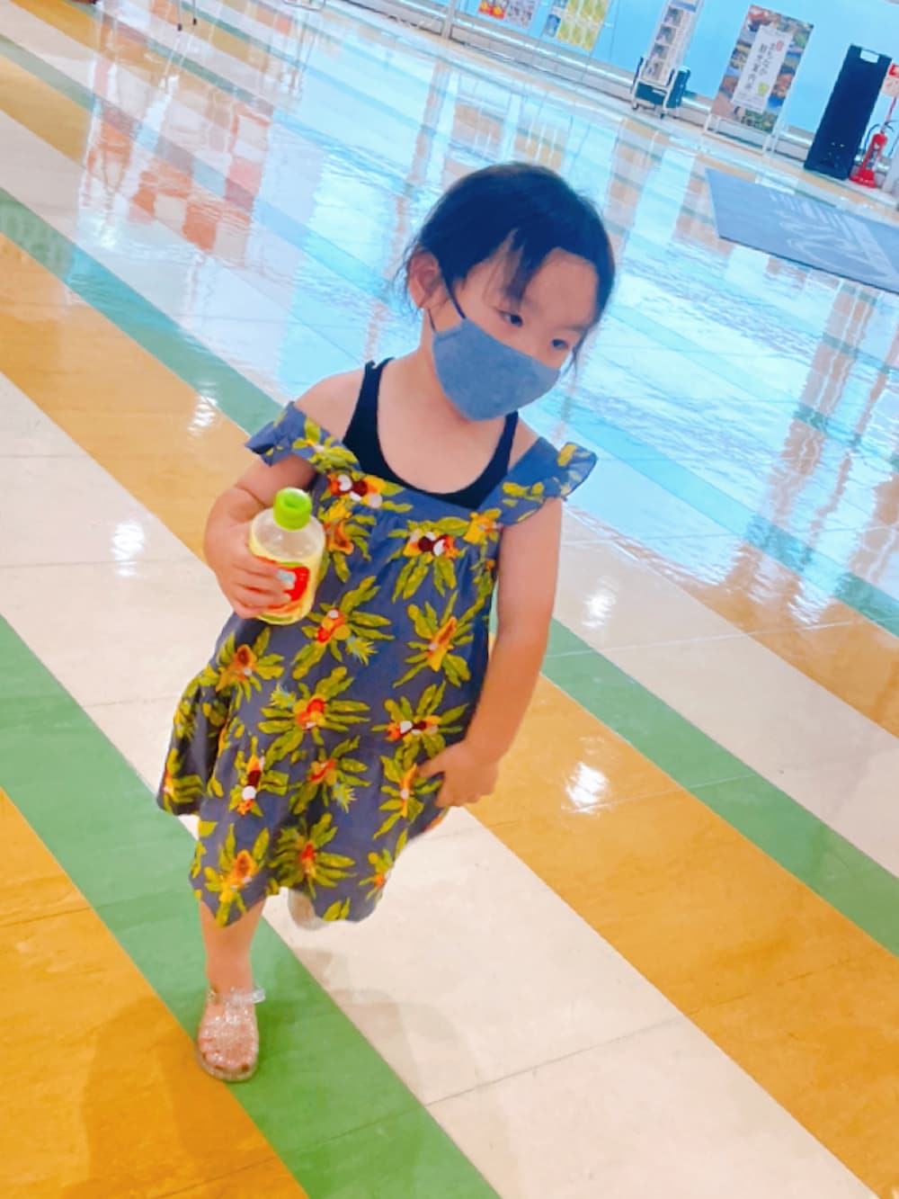 「夏、アロハ、パタゴニアキッズ、ジェリーサンダル、お出かけ、海、リゾートワンピース、子供、ピアノレッスン」｜「GAPのアイテム（サンダル、その他）」を使った、RKさん（キッズ・100cm）の夏コーディネートの2枚目の写真