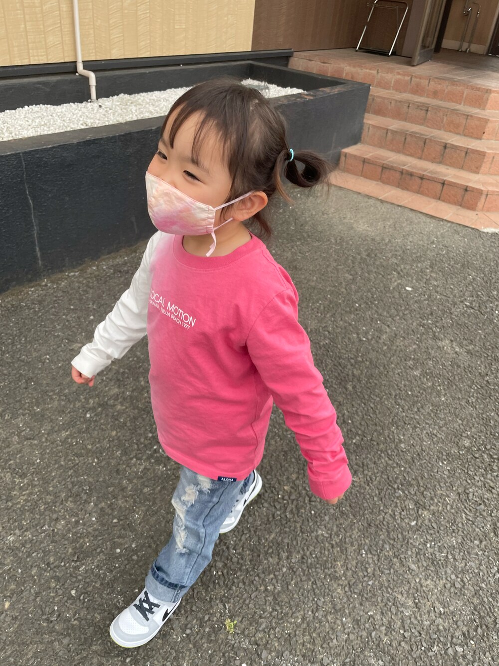 「春コーデ、カジュアル、サーフスタイル、お散歩、ダメージデニム、ロンT、NIKEスニーカー、マスク」｜「Local Motionのアイテム（Tシャツ/カットソー、ピンク系）」を使った、RKさん（キッズ・100cm）の春コーディネートの2枚目の写真