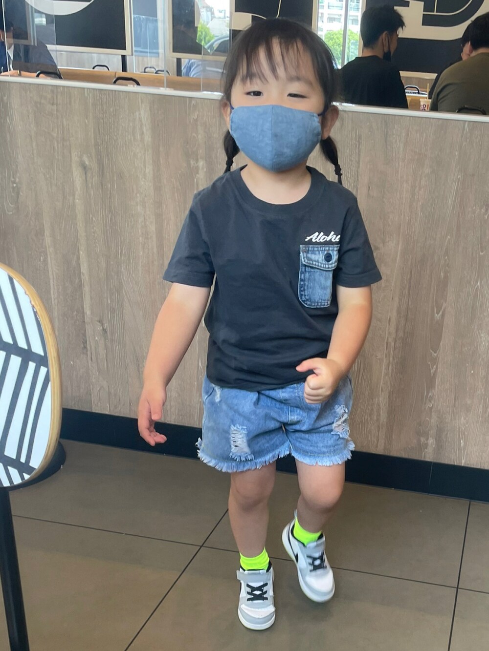 「デニムっていいよね、シンプルコーデ、サーフカジュアル、サーフブランド、アロハ、キッズファッション、休日スタイル、デニム好き、ネオンカラー、夏コーデ」｜「Local Motionのアイテム（Tシャツ/カットソー、ブラック系）」を使った、RKさん（キッズ・100cm）の夏コーディネートの4枚目の写真