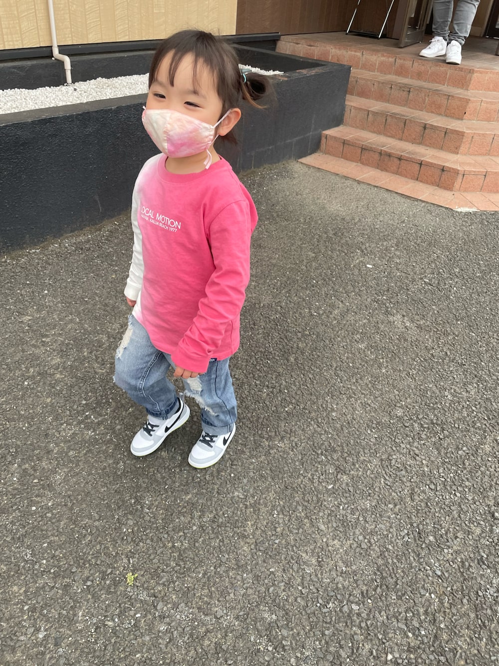 「春コーデ、カジュアル、サーフスタイル、お散歩、ダメージデニム、ロンT、NIKEスニーカー、マスク」｜「Local Motionのアイテム（Tシャツ/カットソー、ピンク系）」を使った、RKさん（キッズ・100cm）の春コーディネートの3枚目の写真