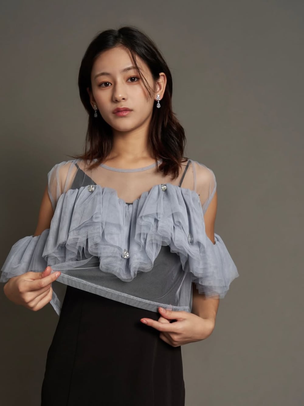 グレー系のその他トップス、ブラック系のドレスを着用したレディースの春コーディネートの2枚目の写真