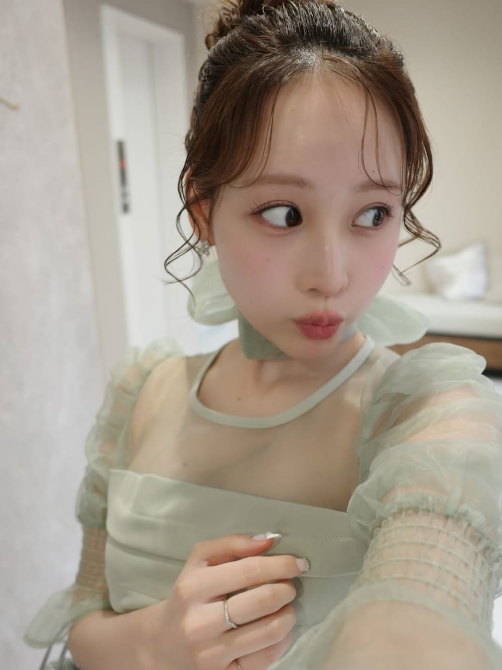 グリーン系のセットアップを着用したレディースの春コーディネートの6枚目の写真