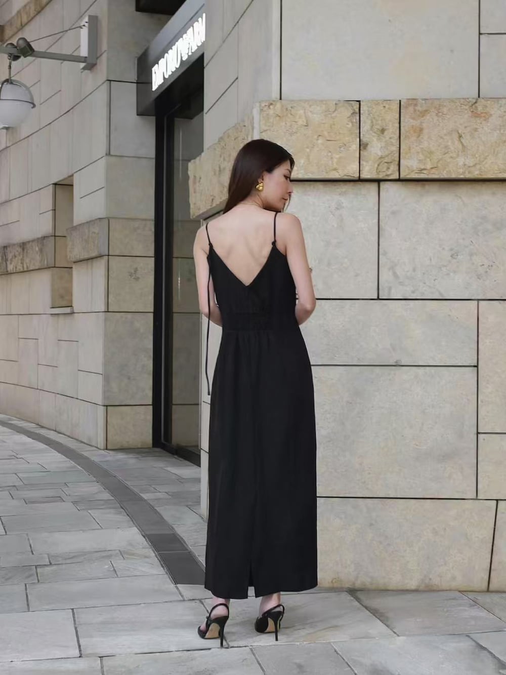 ブラック系のドレスを着用したレディースの春コーディネートの2枚目の写真