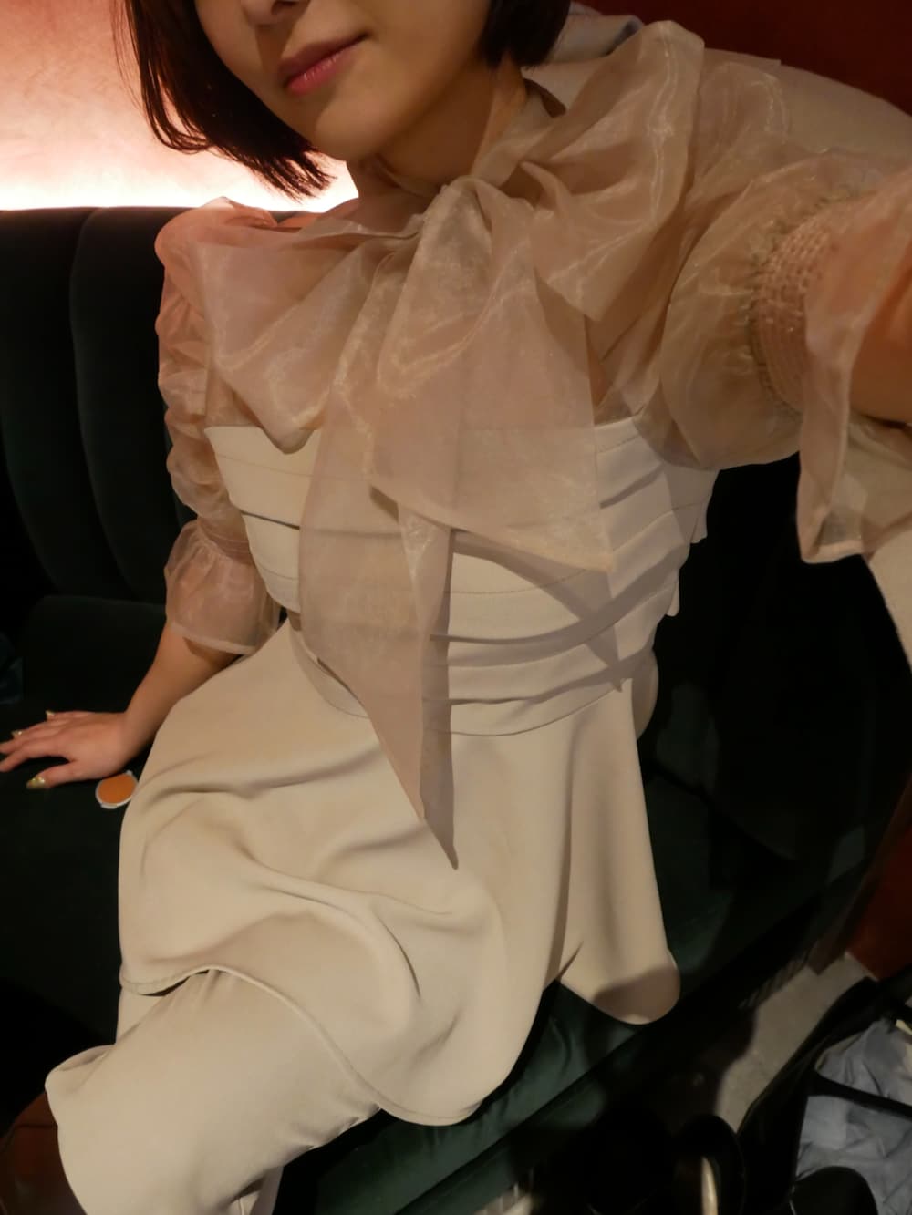 ベージュ系のセットアップを着用したレディースの春コーディネートの2枚目の写真