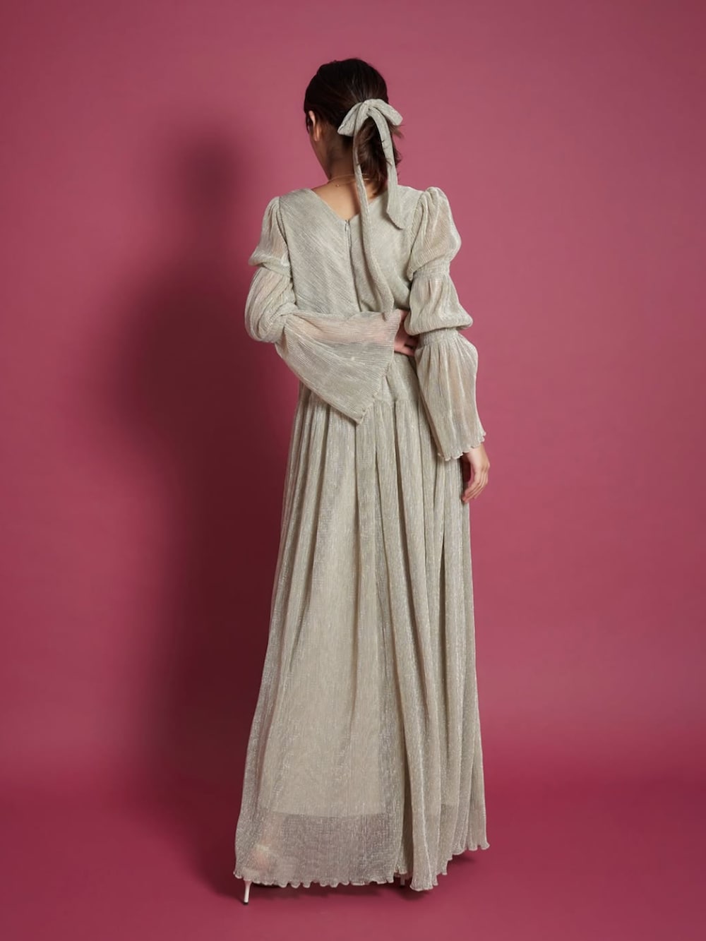 シルバー系のドレスを着用したレディースの春コーディネートの2枚目の写真