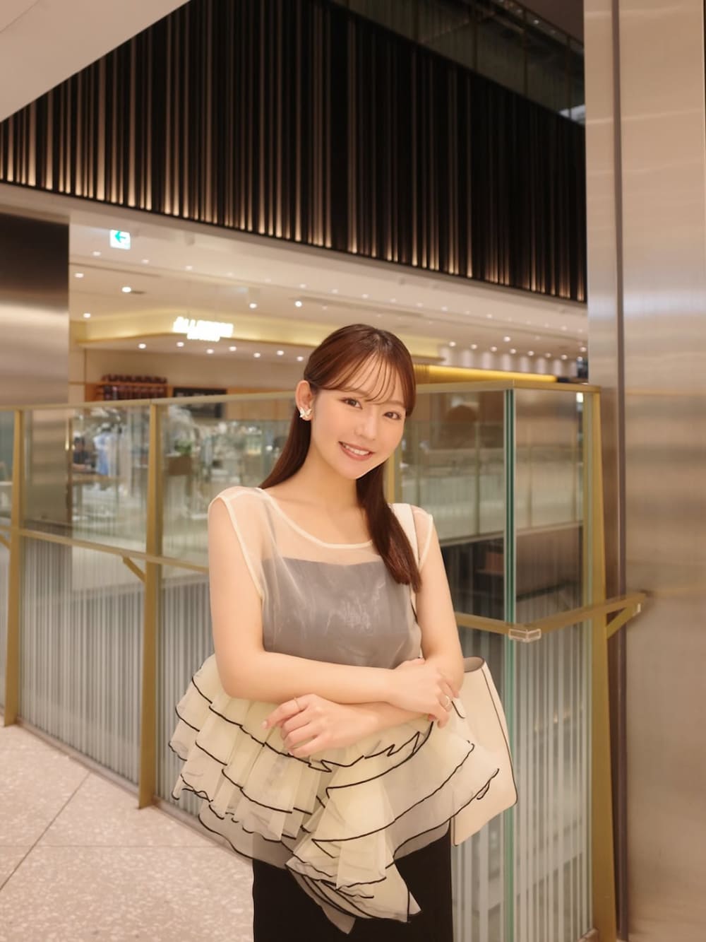 ホワイト系のドレスを着用したレディースの夏コーディネートの2枚目の写真