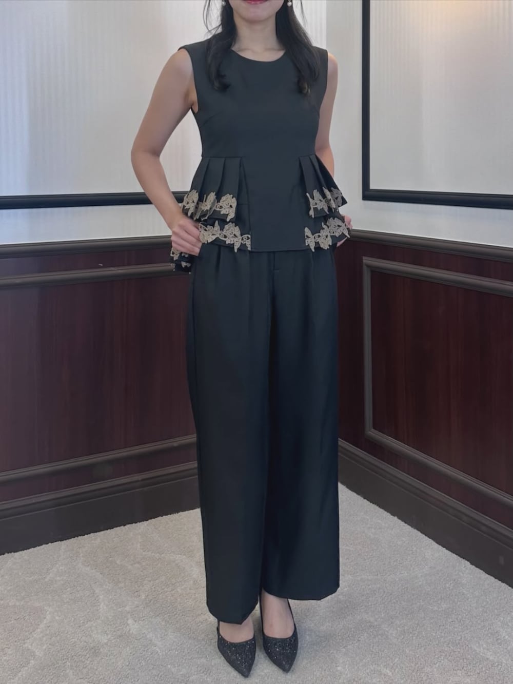 ブラック系のセットアップを着用したレディースの冬コーディネートの2枚目の写真