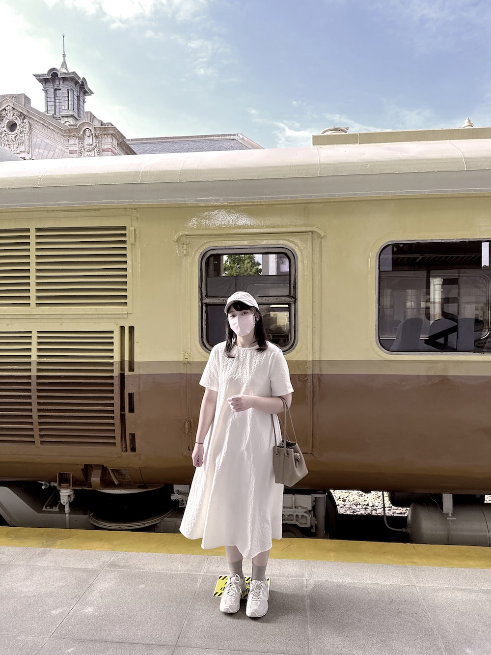 ベージュ系のワンピース、ベージュ系のトートバッグ、ベージュ系のスニーカーを着用したレディースの秋コーディネートの2枚目の写真