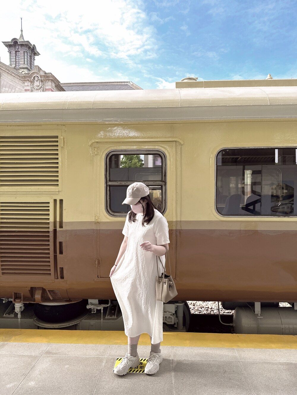 ベージュ系のワンピース、ベージュ系のトートバッグ、ベージュ系のスニーカーを着用したレディースの秋コーディネートの3枚目の写真