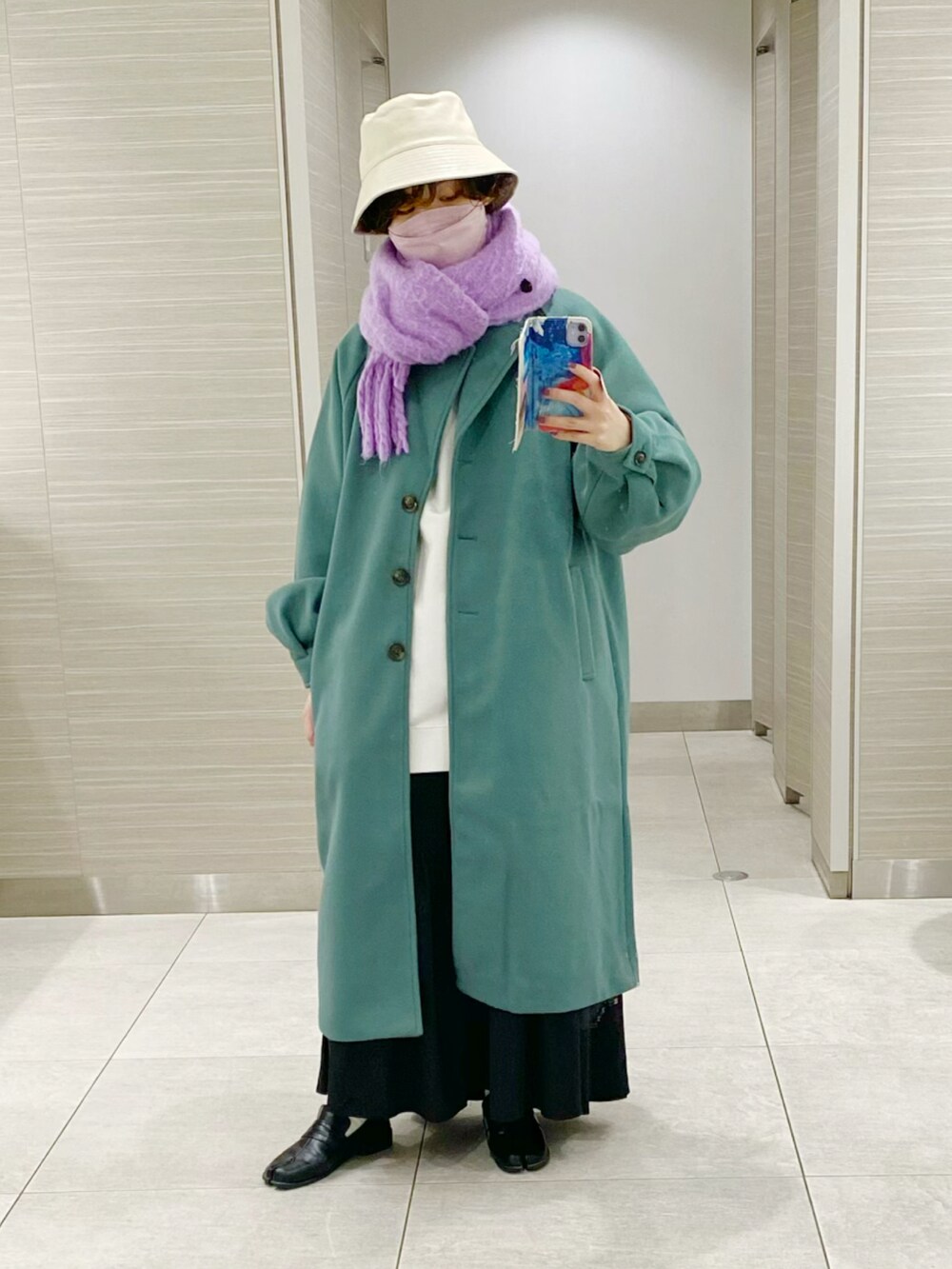 「バケットハット、マフラー、マフラーぐるぐる、コート、緑、おしゃれさんと繋がりたい、レザー、古着、古着MIX、古着好きな人と繋がりたい、古着女子、スウェット、ローファー、足袋ローファー」｜「niko and...のオリジナルレザー調バケットハット（ハット、ホワイト系）」を使った、まいこはーんさん（レディース・159cm）の冬コーディネートの2枚目の写真