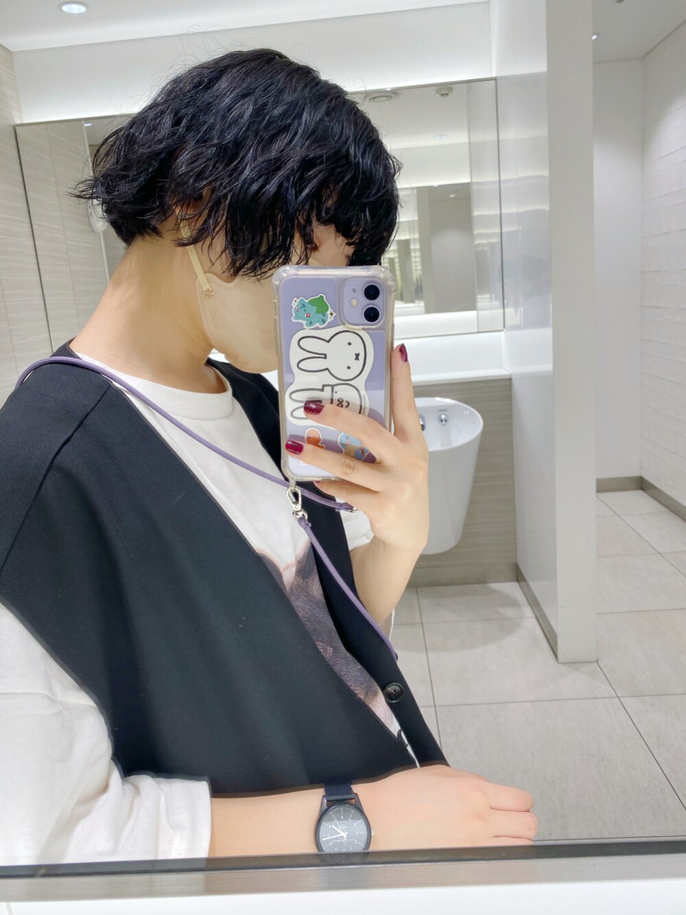 「ベスト、ベスト×Tシャツ、白Tシャツ、アニマル、ネコ、猫、巻きスカート、カラースカート、レッド、プリントT、白ソックス、グルカサンダル」｜「VANNIE Uのフラットリボンベスト/セットアップ着用可能商品/ウエストリボンアレンジでマルチWAYに（ベスト、ブラック系）」を使った、まいこはーんさん（レディース・159cm）の夏コーディネートの4枚目の写真