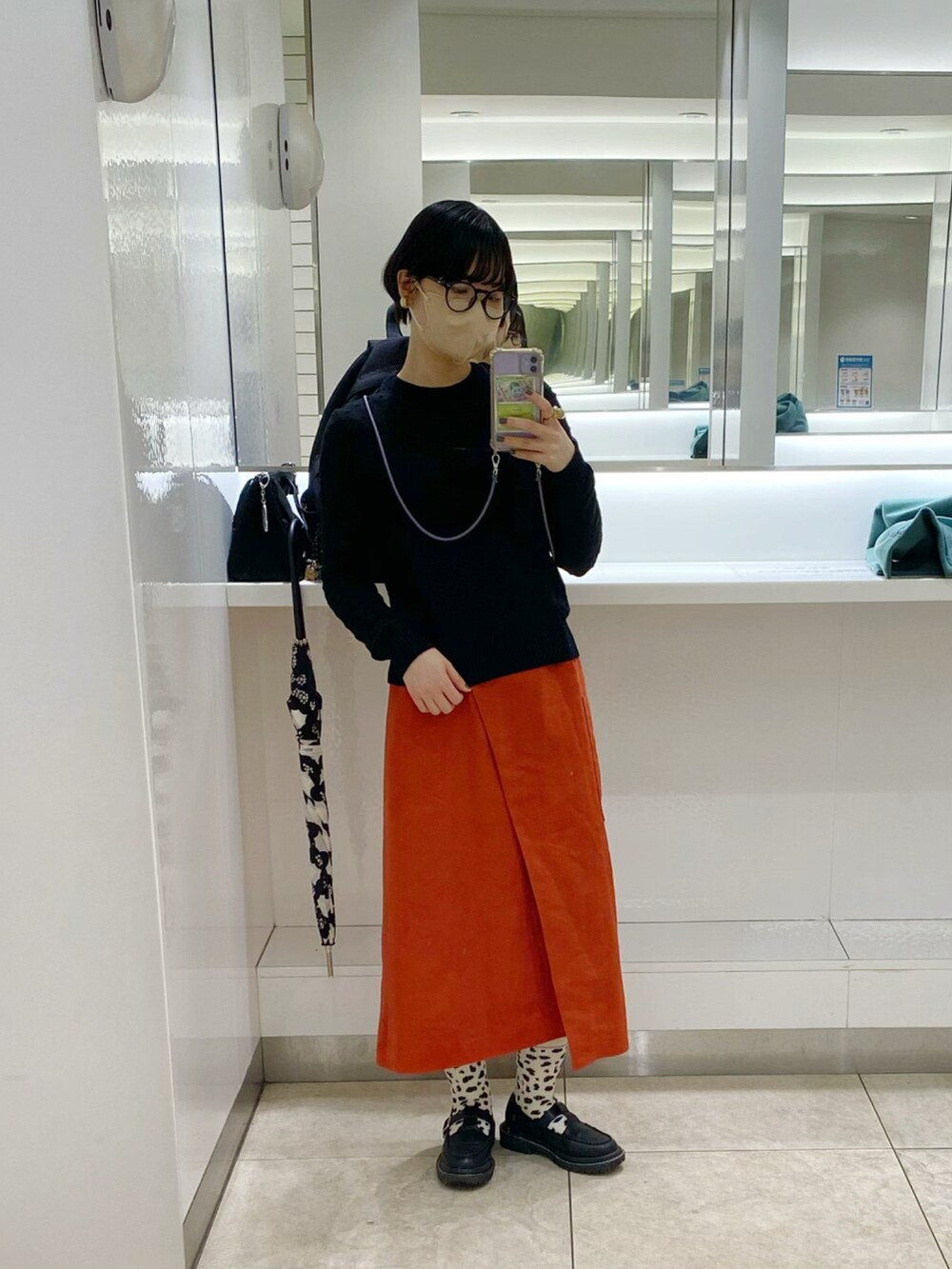 「カラーコーデ、カラースカート、柄ソックス、メガネ女子」｜「notch.のバックスリットコート（ステンカラーコート、グリーン系）」を使った、まいこはーんさん（レディース・159cm）の春コーディネートの2枚目の写真