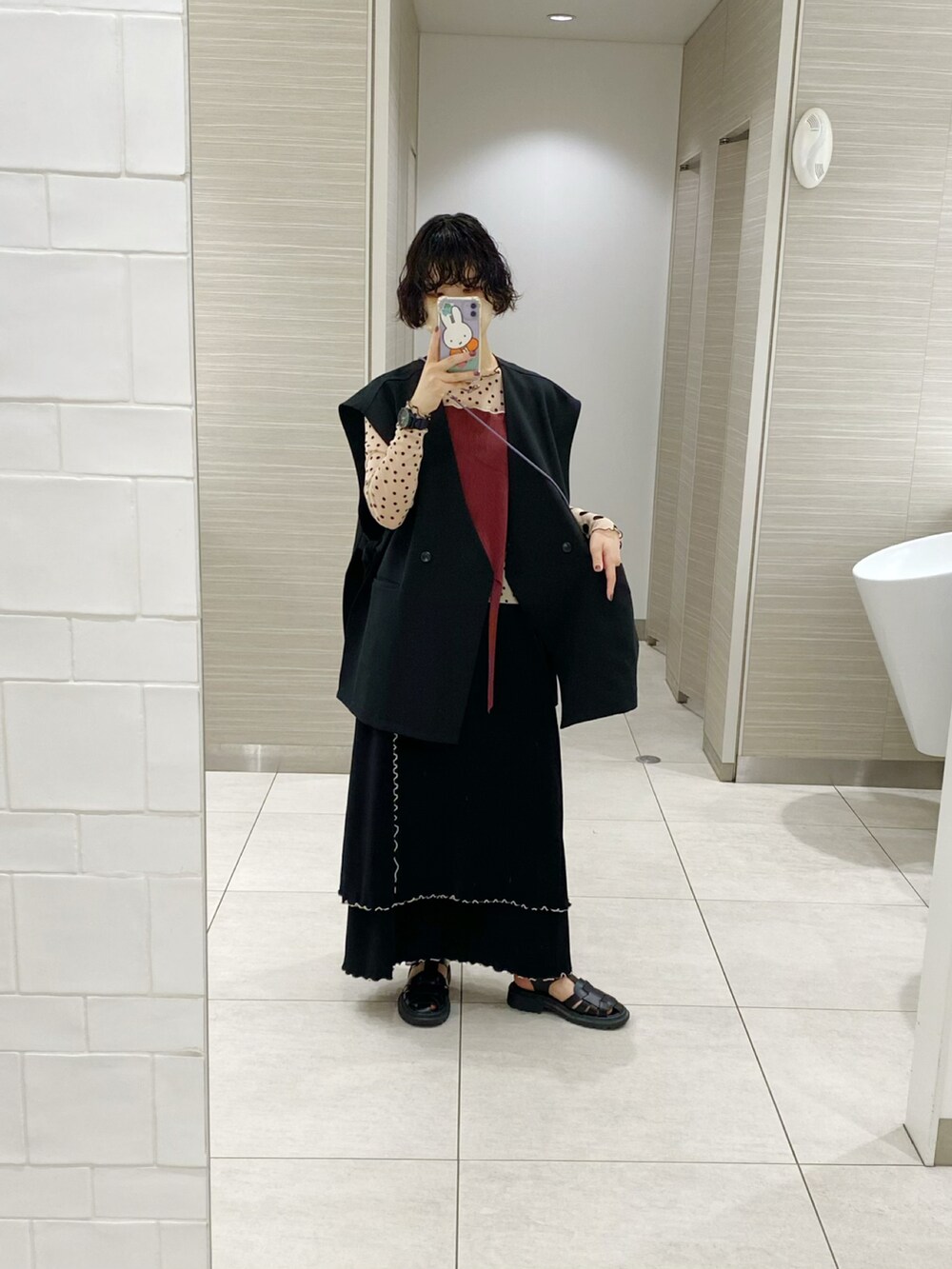 「秋冬コーデ、ベスト、ブラック、kotohayokozawa、メロウ、メロウトップス、ドット、ドット柄、タイトスカート、プリーツスカート、シアートップス、グルカサンダル」｜「VANNIE Uのフラットリボンベスト/セットアップ着用可能商品/ウエストリボンアレンジでマルチWAYに（ベスト、ブラック系）」を使った、まいこはーんさん（レディース・159cm）の秋コーディネートの3枚目の写真