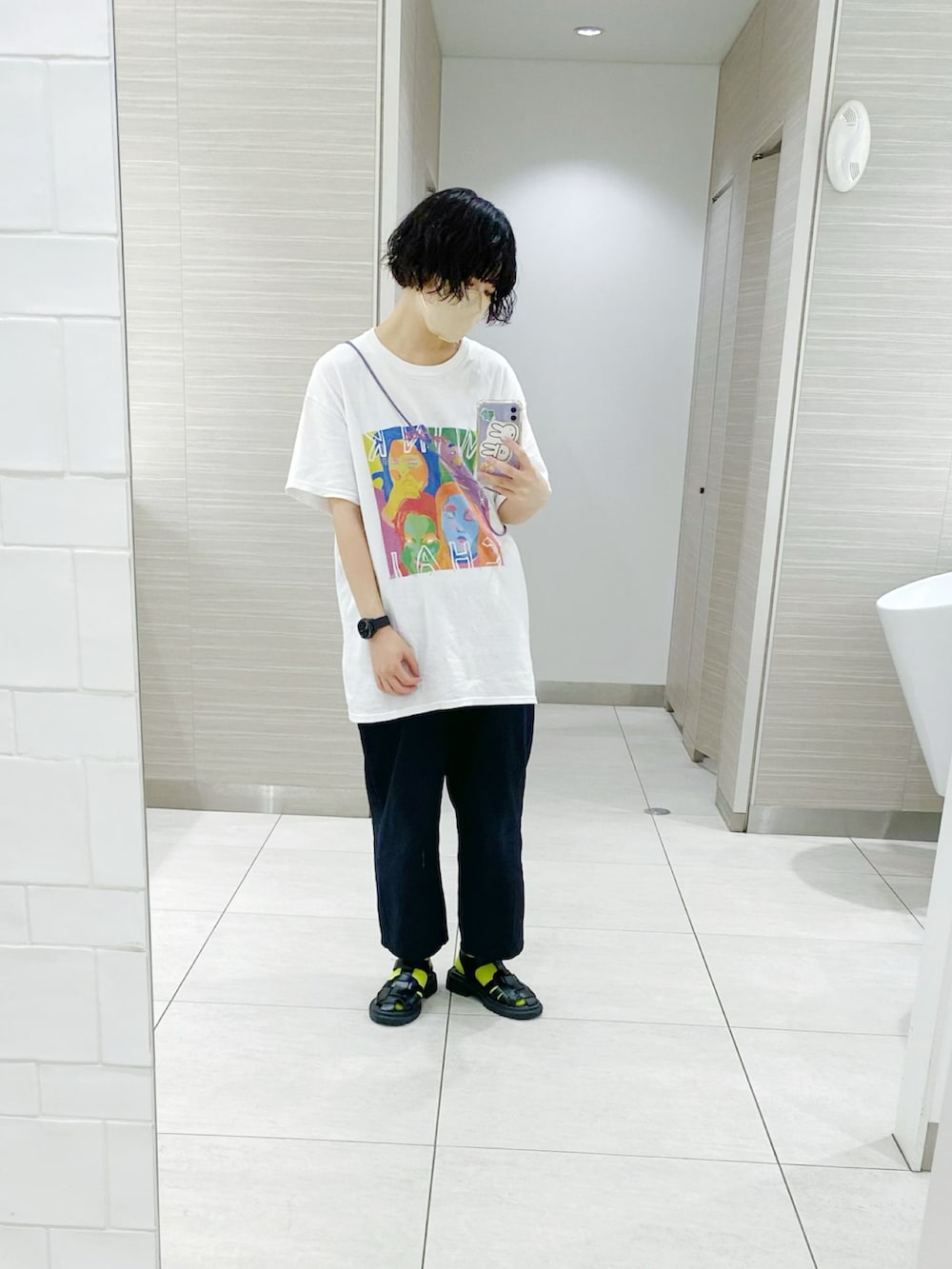 「ライブTシャツ、ライブグッズ、プリントT、白Tシャツ、パンツスタイル、リュック、カラーソックス、グルカサンダル」｜「CHAIライブTシャツのアイテム（Tシャツ/カットソー、ホワイト系）」を使った、まいこはーんさん（レディース・159cm）の秋コーディネートの2枚目の写真