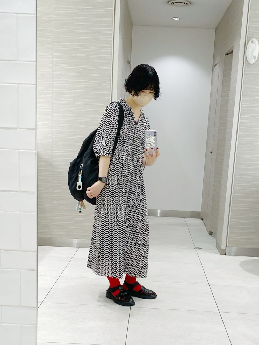 「ワンピース、花柄ワンピース、花柄、シャツワンピ、カラーソックス、レッド、グルカサンダル」｜「KBFのWEB限定　オープンカラーレトロワンピース（ワンピース、ブラック系）」を使った、まいこはーんさん（レディース・159cm）の秋コーディネートの2枚目の写真