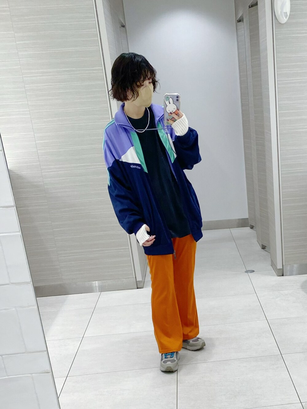 「ロンT、黒Tシャツ、ライブTシャツ、TENDRE、オレンジ、カラーパンツ、ロゴT、スニーカー、スニーカーコーデ、アームカバー、アームウォーマー、ジャージ、古着、古着MIX、おしゃれさんと繋がりたい」｜「TENDRE ライブTシャツのアイテム（Tシャツ/カットソー、ブラック系）」を使った、まいこはーんさん（レディース・159cm）の秋コーディネートの3枚目の写真