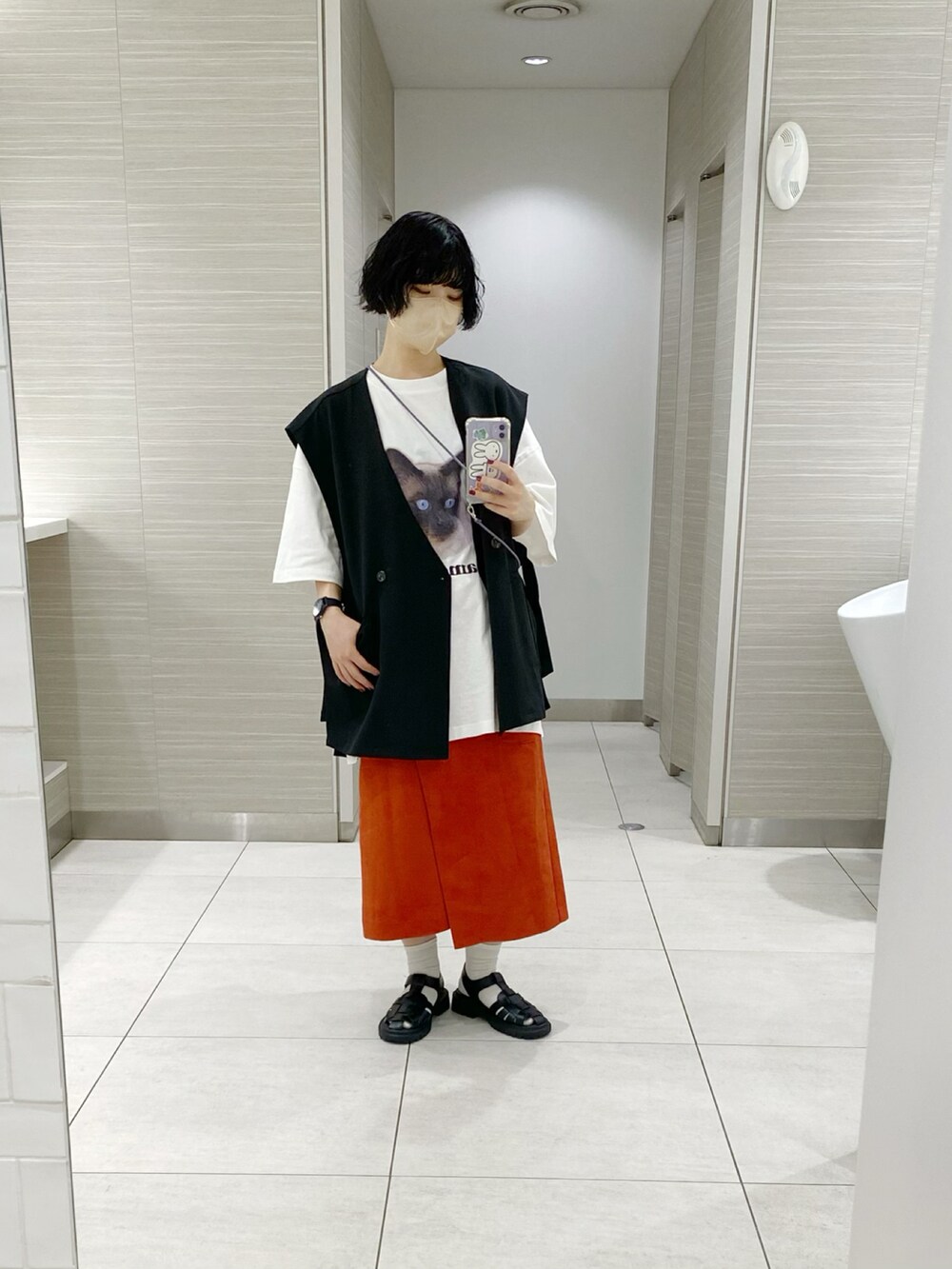 「ベスト、ベスト×Tシャツ、白Tシャツ、アニマル、ネコ、猫、巻きスカート、カラースカート、レッド、プリントT、白ソックス、グルカサンダル」｜「VANNIE Uのフラットリボンベスト/セットアップ着用可能商品/ウエストリボンアレンジでマルチWAYに（ベスト、ブラック系）」を使った、まいこはーんさん（レディース・159cm）の夏コーディネートの2枚目の写真