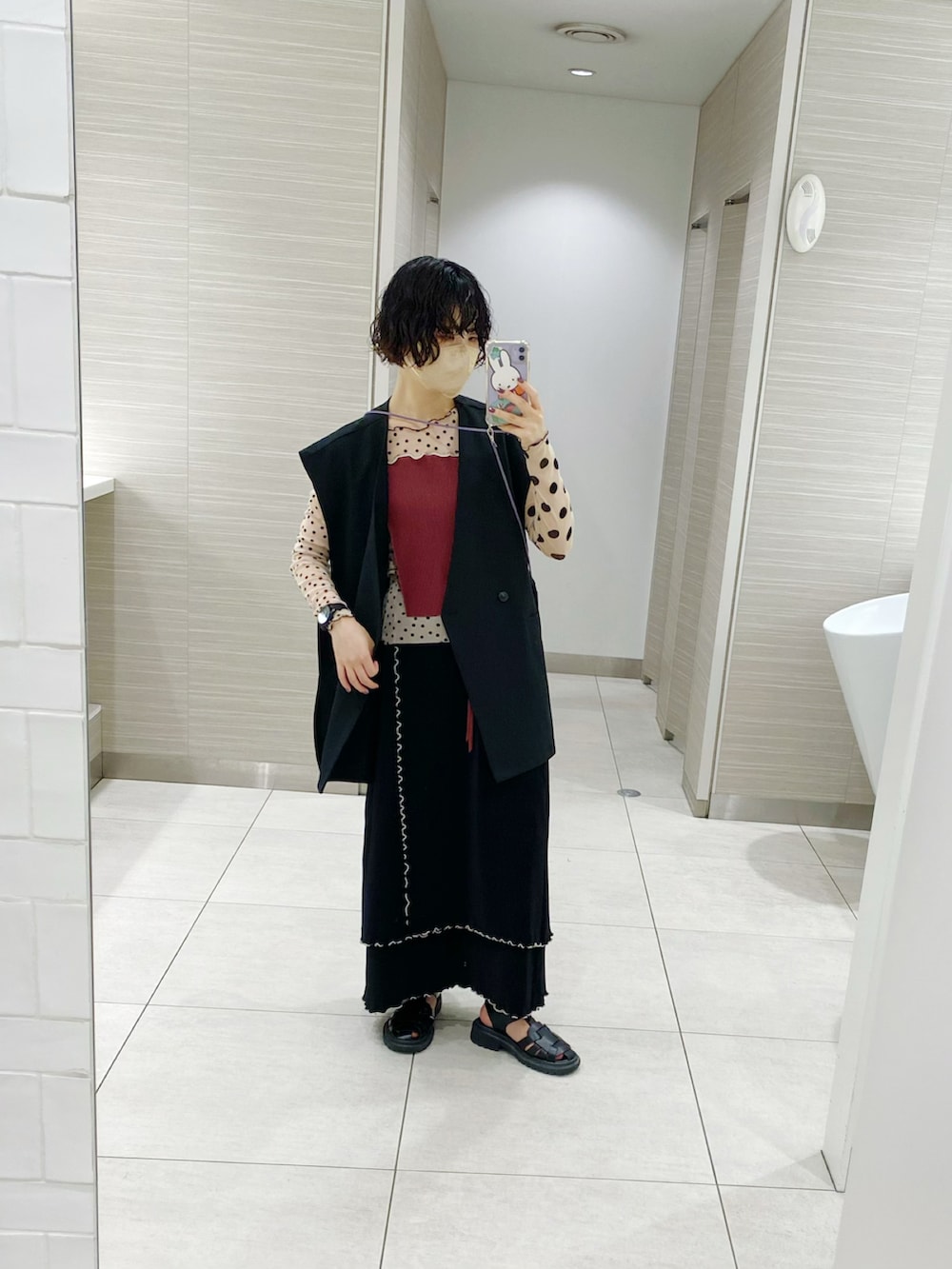 「秋冬コーデ、ベスト、ブラック、kotohayokozawa、メロウ、メロウトップス、ドット、ドット柄、タイトスカート、プリーツスカート、シアートップス、グルカサンダル」｜「VANNIE Uのフラットリボンベスト/セットアップ着用可能商品/ウエストリボンアレンジでマルチWAYに（ベスト、ブラック系）」を使った、まいこはーんさん（レディース・159cm）の秋コーディネートの2枚目の写真