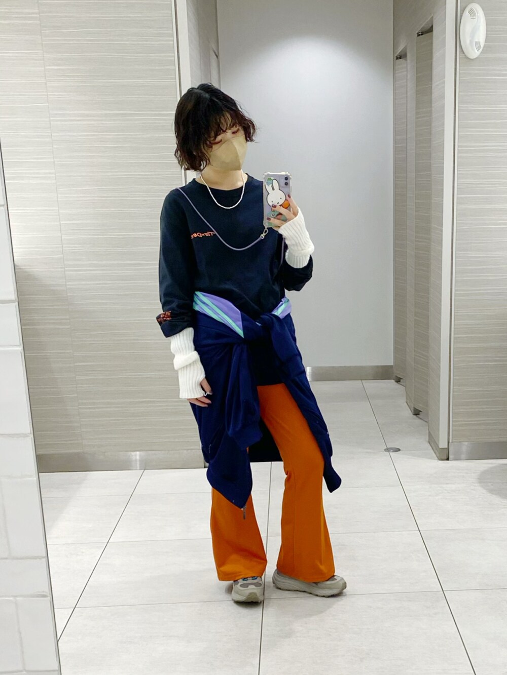 「ロンT、黒Tシャツ、ライブTシャツ、TENDRE、オレンジ、カラーパンツ、ロゴT、スニーカー、スニーカーコーデ、アームカバー、アームウォーマー、ジャージ、古着、古着MIX、おしゃれさんと繋がりたい」｜「TENDRE ライブTシャツのアイテム（Tシャツ/カットソー、ブラック系）」を使った、まいこはーんさん（レディース・159cm）の秋コーディネートの4枚目の写真