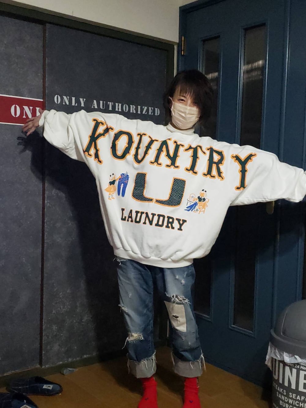 グリーン系のカーゴパンツ、ブルー系のその他アウターを着用したレディースの春コーディネートの3枚目の写真